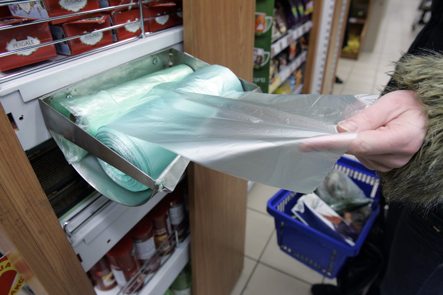 Seimui priėmus sprendimą apmokestinti plonuosius plastikinius maišelius, „Iki“ primena apie alternatyvas.<br>V.Balkūno nuotr.