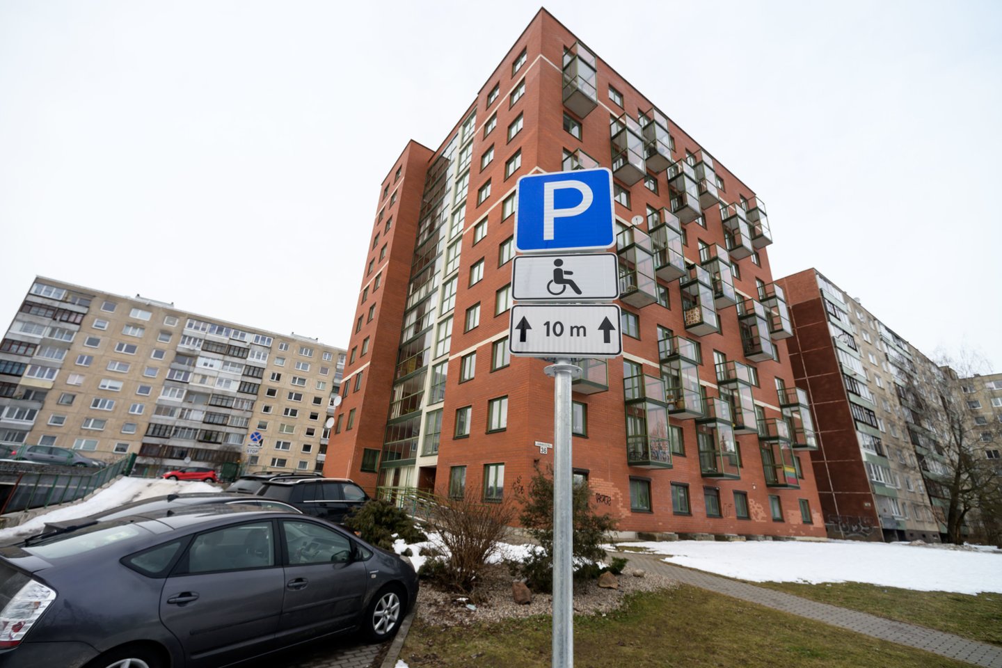 Už neteisėtą automobilių parkavimą neįgaliesiems skirtose vietose vairuotojai gali gauti baudą nuo 60 iki 180 eurų.<br>V.Skaraičio nuotr.