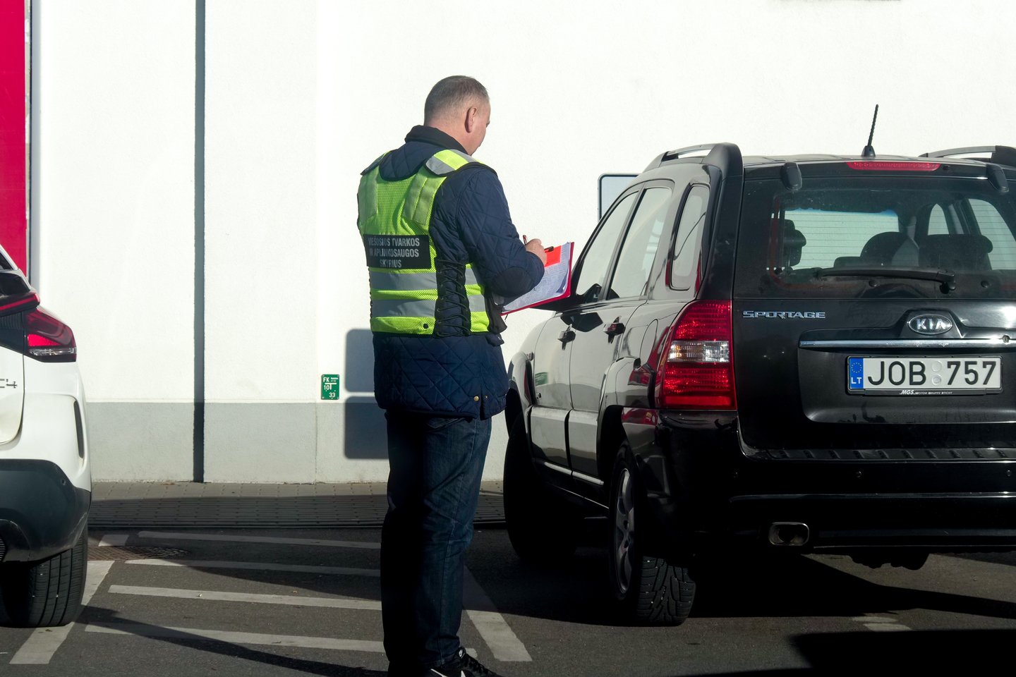 Už neteisėtą automobilių parkavimą neįgaliesiems skirtose vietose vairuotojai gali gauti baudą nuo 60 iki 180 eurų.<br>V.Ščiavinsko nuotr.