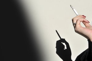 Virtualiai prekiaujantiems rūkalais ir alkoholiu – griežtesnės taisyklės: kas pasikeis?