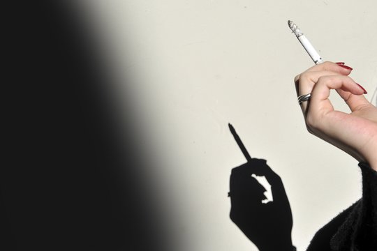 Virtualiai prekiaujantiems rūkalais ir alkoholiu – griežtesnės taisyklės: kas pasikeis?