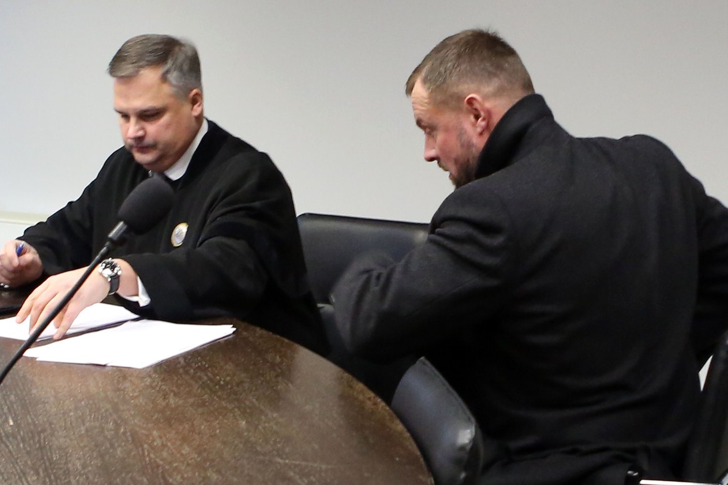  H.Daktaro pusbrolis H.Voloskevičius (nuotr. dešinėje) taip pat mina teismų slenksčius - buvo nuteistas už vairavimą apsvaigus nuo alkoholio. <br> M.Patašiaus nuotr.