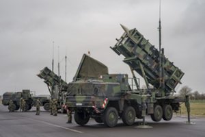 Lenkai apsigalvojo dėl vokiečių siūlomos oro gynybos sistemos, ragina ją perduoti Ukrainai