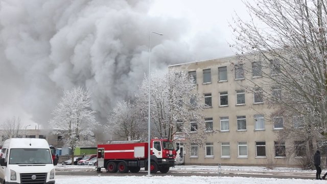 Užfiksuota: kilusio gaisro debesys apėmė didelę dalį Telšių miesto, atskubėjo gausios gelbėtojų pajėgos