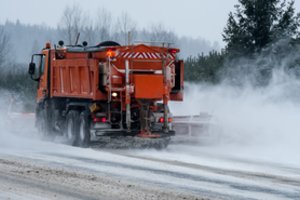 Kelininkai perspėja: keliuose yra slidžių ruožų, šiaurės, rytų ir pietų Lietuvoje protarpiais snygis