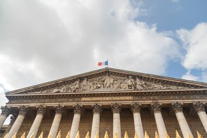 Prancūzijos parlamentarai balsavo už teisės į abortą įtvirtinimą konstitucijoje