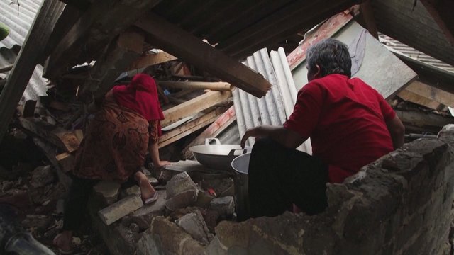 Po Indoneziją sukrėtusio galingo žemės drebėjimo – gyventojų įsiūtis: piktinasi per lėtai teikiama pagalba 
