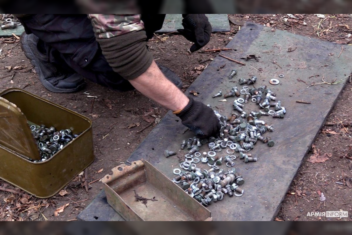 Vikšrai, ratai, varžtai, veržlės ir įvairios eksploatacinės medžiagos – viskas pravers“, – sako ukrainiečių karys šaukiniu „Meksikietis“.<br> „ArmijaInform“ nuotr.