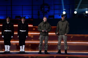 Lietuvos karžygio statulėlė už didvyrišką išgelbėjimą įteikta specialiųjų operacijų pajėgų kariui