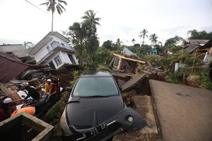 Žemės drebėjimo Indonezijoje aukų padaugėjo iki 310