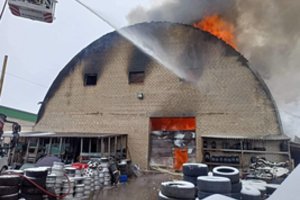 Po gaisro Telšiuose aplinkosaugininkai atlieka tyrimus: oro tarša normų neviršijo