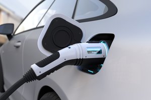 Po kelių metų elektromobiliams gali drastiškai trūkti baterijų