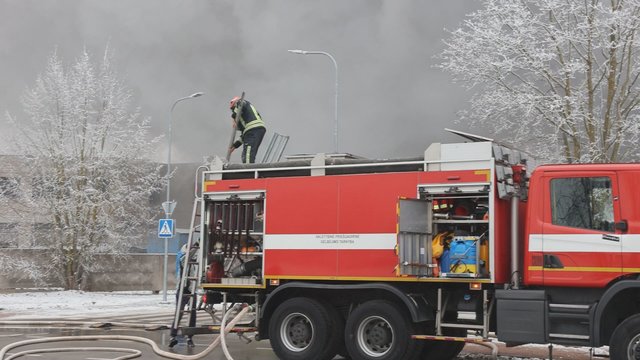Aplinkosaugininkai tiria Telšiuose kilusio gaisro padarinius: degė angaras