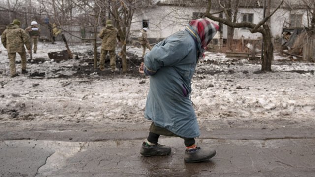 Agresorės smūgių virtinės pasekmės Kyjivo gyventojams: tamsą žmonių namuose ir toliau sklaido žvakių šviesa