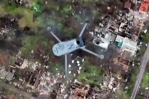 Itin reti kadrai: užfiksavo, kaip ukrainiečių dronas nukauna rusų droną