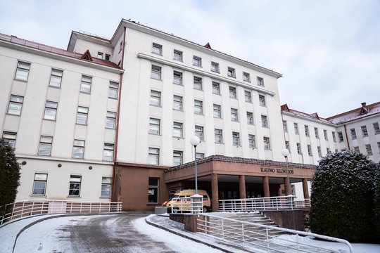 Į Kauno klinikas atvykę gyventojai strigo stovėjimo aikštelėje