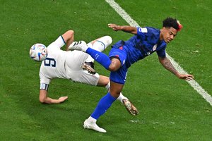 Anglus antrame kėlinyje prispaudę JAV futbolininkai tikslo nepasiekė: rinktinės prarado po du taškus