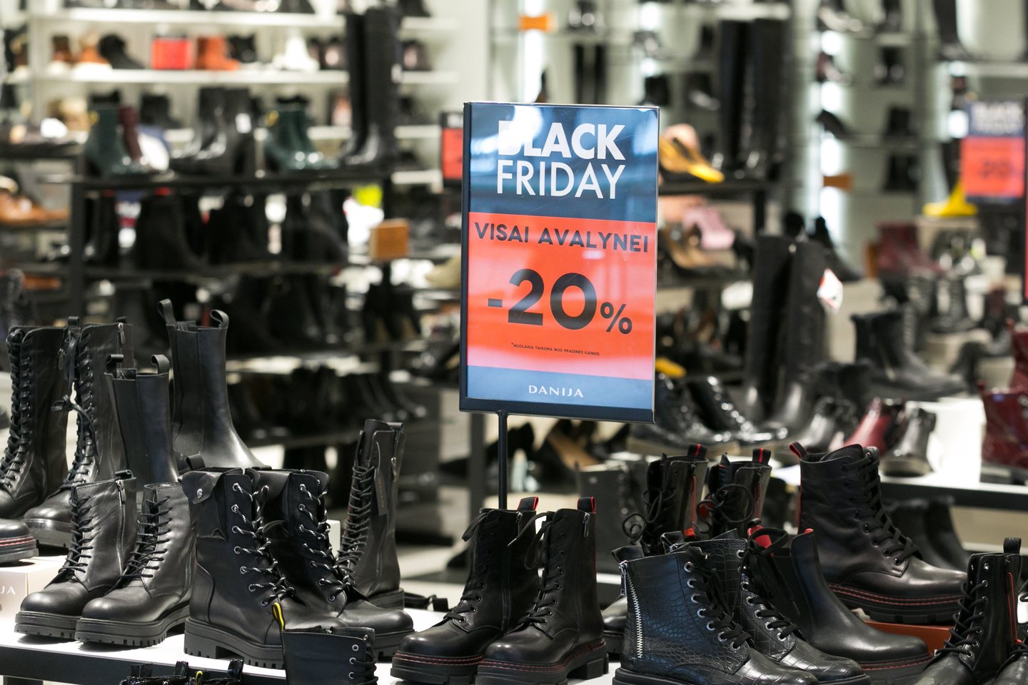 Nuo penktadienio iki sekmadienio prekybos centruose įvairiems rūbams, daiktams taikomos ​nuolaidos dėl vykstančio „Juodojo penktadienio“.<br>T.Bauro nuotr.