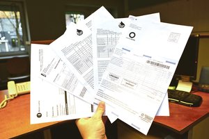 Popierinės sąskaitos – ne tik krosniai įkurti: įmonių atstovai paaiškino, kodėl gyventojai ne visada nori mokėti internetu