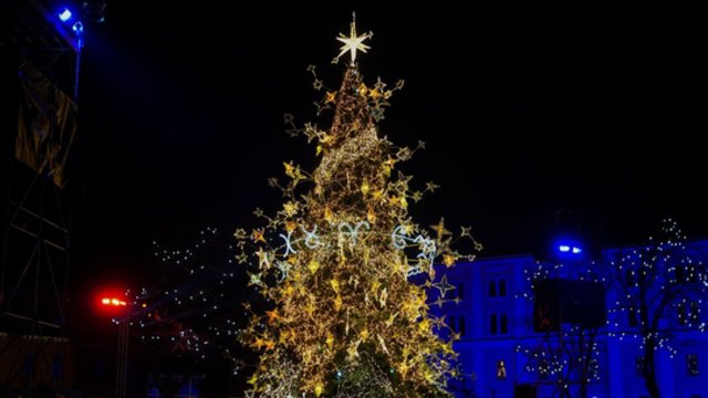 Kaunas šventiškai įžiebė Kalėdų eglę: dekoracijos įkvėptos M. K. Čiurlionio paveikslų motyvų