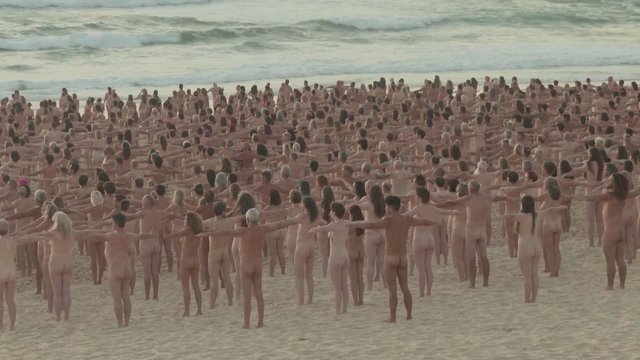 Sindėjaus Bondi paplūdimyje – meninė nuogalių instaliacija: tūkstančiai australų prisijungė prie akcijos