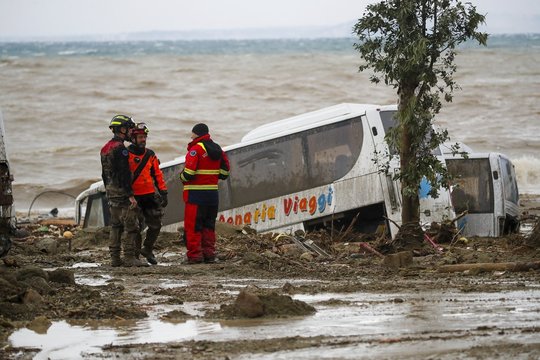 Užfiksuoti vaizdai, kaip po karo: Italijos saloje nuslinko nuošliauža, dingo mažiausiai 13 žmonių