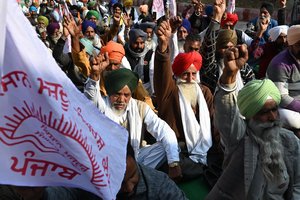 Protestuodamas prieš kalbos politiką susidegino indas