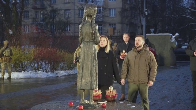 Ukrainoje pagerbtas Holodomoro aukų atminimas: gyventojai kalba apie paralelę tarp J. Stalino ir V. Putino