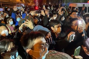 Kinija suėmė BBC žurnalistą, nušvietusį protestus prieš COVID-19 apribojimus