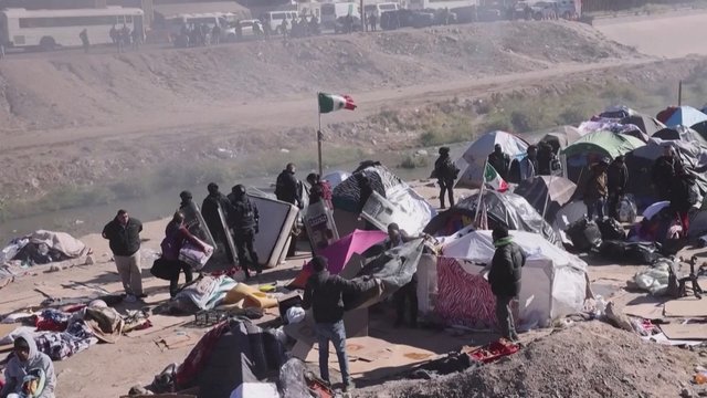 Meksikos ir JAV pasienyje migrantams vietos neatsirado: išardyta namus atstojusi stovykla