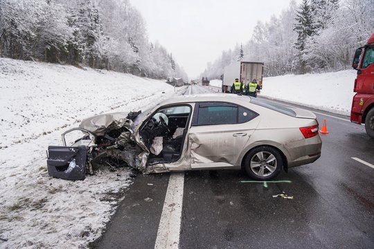 Didelė avarija Kauno rajone: žuvo žmogus, dar 2 nukentėjusieji išgabenti į ligoninę