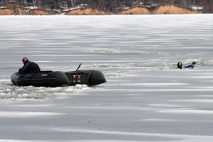 Nelaimė Vilniuje: į ežerą įlūžusios moters ieškojo ugniagesiai