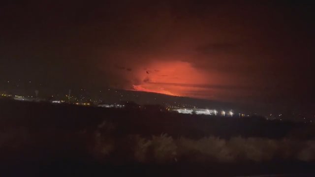 Užfiksavo po dešimtmečių pertraukos vėl išsiveržusį didžiausią pasaulyje ugnikalnį: dangų nudažė raudonai