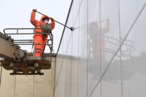 Lietuvoje vis labiau trūkstant darbuotojų, žvalgosi į Lenkiją: siūlo ir čia pritaikyti tą pačią tvarką