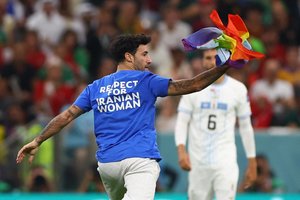 Į stadioną išbėgęs „supermenas“ siuntė žinią dėl LGBT, Ukrainos ir Irano moterų