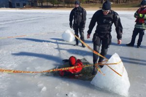 Ugniagesiai iš vandens jau pradėjo traukti įlūžusius žmones – štai ką reikia žinoti kiekvienam