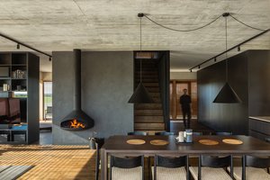 Apsuptas vandens kanalų, pievų ir pušų 155 kv. metrų ploto namas – rojus miestiečių savaitgaliams