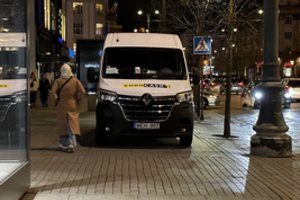 Inkasatorių automobiliai – net ir šaligatviuose: paaiškino, kodėl tai turi daryti