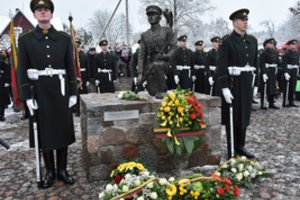 Merkinėje atidengta Adolfo Ramanausko–Vanago skulptūra