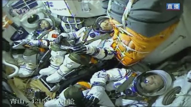 Kinija išsiuntė tris astronautus baigti savo kosminės stoties statybą