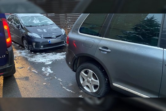 Vilniuje vandalai niokojo automobilius: kieme rastos transporto priemonės su pradurtomis padangomis