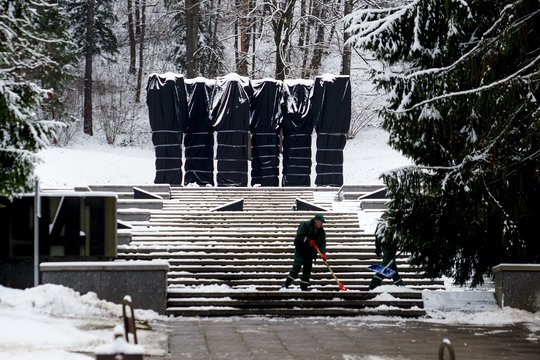 Sovietinių paminklų Antakalnio kapinėse neliks: pradedami darbai