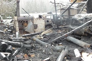 Šeimai iš Kazlų Rūdos – šokas ir dideli nuostoliai: kietojo kuro katilas pelenais paleido 2 automobilius ir traktorių