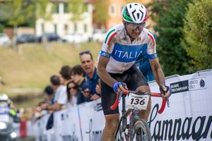 Tragedija Italijoje – po avarijos su sunkvežimiu žuvo legendinis Italijos dviratininkas