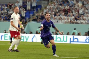 Po pertraukos įvarčius pradėjusi mušti Argentina įveikė Lenkiją, su kuria čempionatą tęs aštuntfinalyje