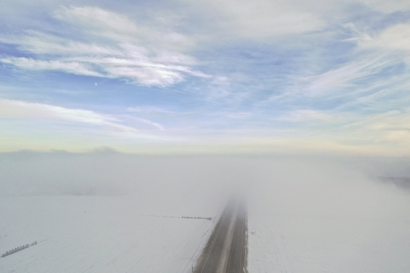 Perspėja vairuotojus rajoniniuose keliuose – keliai slidūs, padengti sniegu.<br>V.Ščiavinsko nuotr.