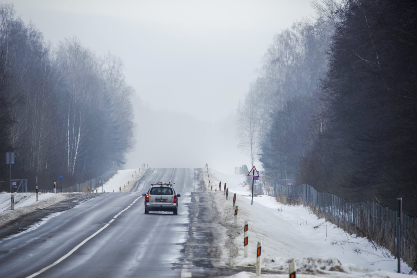 Perspėja vairuotojus rajoniniuose keliuose – keliai slidūs, padengti sniegu.<br>V.Ščiavinsko nuotr.