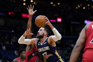 Tritaškių įmetęs J. Valančiūnas padėjo komandai įveikti „Raptors“