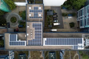 Daugiabučių gyventojai, kurie įsirengė saulės elektrinę, taip pat sulauks kompensacijos: paaiškino, kaip ir kokios