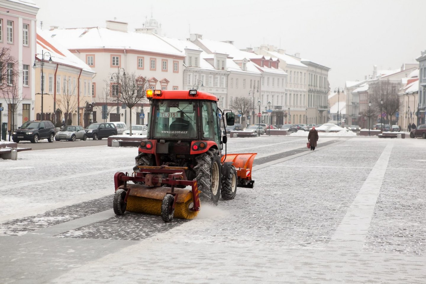 Nors kalendorinė žiema prasideda šiandien, vilniečiai jau turėjo progų prasilenkti su miesto teritoriją tvarkančių įmonių traktoriais, motoblokais, kompaktiškais sniego valytuvais bei kita įranga.<br>Vilniaus savivaldybės nuotr.